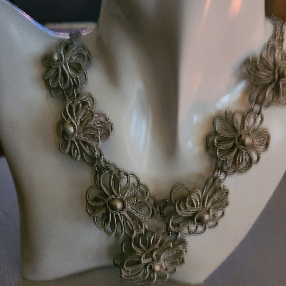 Silver grey flower necklace Hp🔥🔥🔥 - Picture 1 of 2